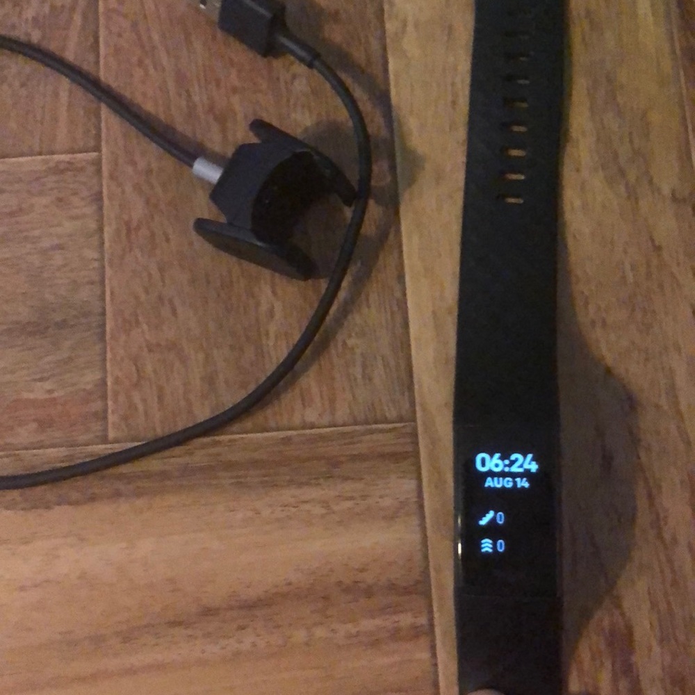 Fitbit Charge 4 w/ Charger *PERFECT CONDITION*